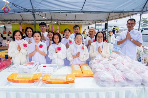 ภาพ No.198410:พิธีถวายภัตตาหารเป็นสังฆทาน แด่พระธรรมยาตรา ณ อนุสรณ์สถานบางปลา วัดบางปลา อำเภอบางเลน จังหวัดนครปฐม ในโครงการธรรมยาตรา กตัญญูบูชา มหาปูชนียาจารย์ พระมงคลเทพมุนี(สด จนฺทสโร) พระผู้ปราบมาร อนุสรณ์สถาน 7 แห่ง ปีที่ 13 วันที่ 20 มกราคม พ.ศ. 2568