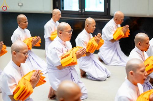 ภาพ No.159787:พิธีตัดปอยผมปลงผมนาคธรรมทายาท, พิธีบรรพชาอุปสมบทหมู่ โครงการอุปสมบทหมู่บูชาธรรม 140 ปี พระมงคลเทพมุนี (สด จนฺทสโร) ณ โบสถ์พระไตรปิฏก วัดพระธรรมกาย วันเสาร์ที่ 5 ตุลาคม พ.ศ. 2567