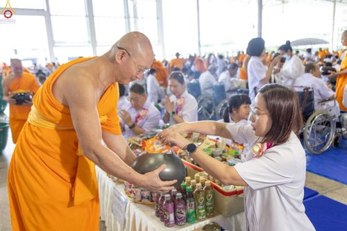 ภาพ No.240484:วันพุธที่ 27 สิงหาคม พ.ศ. 2568 พิธีตักบาตร ในวันธรรมชัย ณ วัดพระธรรมกาย จ.ปทุมธานี