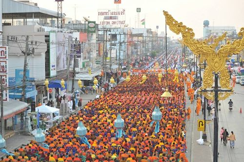 ภาพ No.15817:ประมวลภาพตักบาตรพระ 3 แผ่นดิน พระ 10,000 รูป ปีที่ 2 จ.เชียงราย