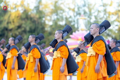 ภาพ No.290702:วันที่ 8 มกราคม พ.ศ. 2569 พระธรรมยาตราปฏิบัติธรรม และถ่ายภาพหมู่ประวัติศาสตร์ ในโครงการธรรมยาตรา กตัญญูบูชามหาปูชนียาจารย์ พระมงคลเทพมุนี(สด จนฺทสโร) พระผู้ปราบมาร อนุสรณ์สถาน 7 แห่ง ปีที่ 14 ณ อนุสรณ์สถานคลองบางนางแท่น อ.สามพราน จ.นครปฐม