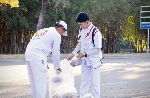 ภาพ No.296072:ภาพเบื้องหลังอาสาสมัครรวมใจ ชุดที่ 1 ในโครงการธรรมยาตรา กตัญญูบูชา มหาปูชนียาจารย์ พระมงคลเทพมุนี(สด จนฺทสโร) พระผู้ปราบมาร อนุสรณ์สถาน 7 แห่ง ปีที่ 14