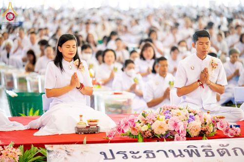 ภาพ No.215173:วันอาทิตย์ต้นเดือนที่ 6 เมษายน พ.ศ. 2568 พิธีตักบาตรข้าวสารอาหารแห้ง ณ บ้านแก้วเรือนทองคุณยาย สภาธรรมกายสากล วัดพระธรรมกาย