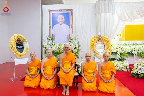 ภาพ No.314498:วันพฤหัสบดีที่ 19 มีนาคม พ.ศ. 2569 พิธีบำเพ็ญกุศล คุณพ่อณรงค์ จินตมากุล โยมบิดา พระครูปลัดรัตนวีรวัฒน์ (รังสฤษดิ์ อิทฺธิจินตโก) ที่ปรึกษาเจ้าคณะจังหวัดปทุมธานี เจ้าอาวาสวัดพระธรรมกาย  ณ ห้องปลูกศรัทธา 2 วัดพระธรรมกาย ปทุมธานี