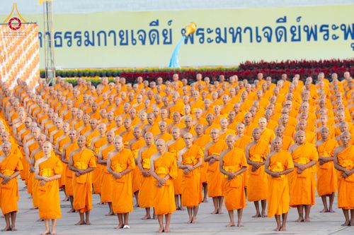 ภาพ No.285217:วันจันทร์ที่ 15 ธันวาคม พ.ศ.2568  บันทึกภาพหมู่ประวัติศาสตร์ โครงการบรรพชาอุปสมบทหมู่  รุ่นบูชาธรรมมหาปูชนียาจารย์ ประจำปี 2568 ณ ลานธรรมมหาธรรมกายเจดีย์ วัดพระธรรมกาย