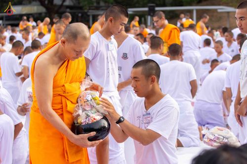 ภาพ No.341030:วันที่ 26 กรกฎาคม พ.ศ. 2569 โครงการพัฒนาคุณธรรม จริยธรรม สำหรับนักเรียนนายสิบตำรวจ (นสต.) รุ่นที่ 17 ศูนย์ฝึกอบรมตำรวจภูธรภาค 1 ได้จัดกิจกรรม ตักบาตรเพื่อน้อมอุทิศถวายเพื่อเป็นพระราชกุศลฯ  และปฏิบัติธรรม ติวธรรมมะ ณ ศูนย์ปฏิบัติธรรมเวิล์ดพีช วัลเล่ย์ (Wo