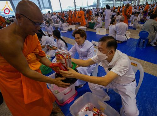 ภาพ No.308263:วันที่ 1  กุมภาพันธ์ พ.ศ. 2569 พิธีตักบาตรข้าวสารอาหารแห้ง ณ บ้านแก้วเรือนทองคุณยาย สภาธรรมกายสากล วัดพระธรรมกาย