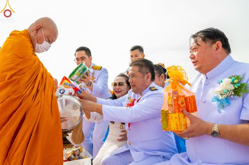 ภาพ No.49652:ประมวลภาพพิธีตักบาตรพระสงฆ์ 1,091 รูป เนื่องในวันแม่แห่งชาติ ณ ตลาดจัมโบ้ ชุดที่ 2