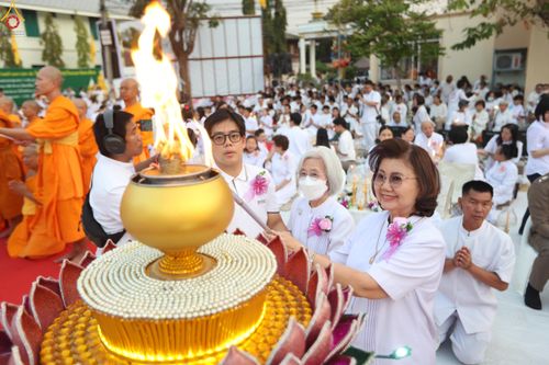 ภาพ No.297032:วันที่ 17 มกราคม พ.ศ. 2569 พิธีจุดประทีปถวายเป็นพุทธบูชา และบูชาธรรมมหาปูชนียาจารย์ (ภาพชุดที่ 2) ณ วัดโบสถ์บน ต.บางคูเวียง จ.นนทบุรี อนุสรณ์สถานลำดับที่ 4 สถานที่เกิดด้วยกายธรรม ในโครงการธรรมยาตรา กตัญญูบูชา มหาปูชนียาจารย์ พระมงคลเทพมุนี(สด จนฺทสโร) พร