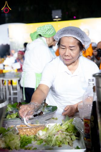 ภาพ No.288226:วันที่ 5 มกราคม พ.ศ. 2569 พิธีถวายภัตตาหารเป็นสังฆทาน แด่พระธรรมยาตรา ในโครงการธรรมยาตรา กตัญญูบูชา มหาปูชนียาจารย์ พระมงคลเทพมุนี(สด จนฺทสโร) พระผู้ปราบมาร อนุสรณ์สถาน 7 แห่ง ปีที่ 14 ณ อนุสรณ์สถานมหาวิหารพระมงคลเทพมุนี (โลตัสแลนด์) อ.สองพี่น้อง จ.สุพรร