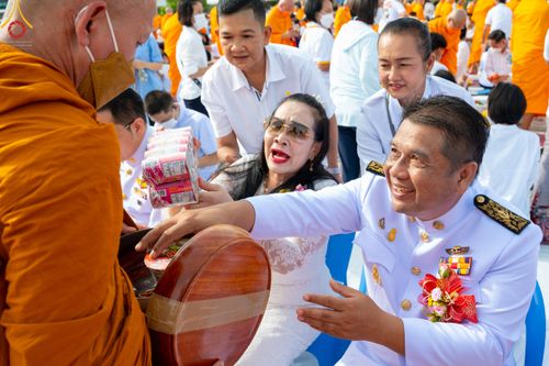 ภาพ No.49650:ประมวลภาพพิธีตักบาตรพระสงฆ์ 1,091 รูป เนื่องในวันแม่แห่งชาติ ณ ตลาดจัมโบ้ ชุดที่ 2