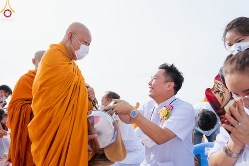 ภาพ No.49649:ประมวลภาพพิธีตักบาตรพระสงฆ์ 1,091 รูป เนื่องในวันแม่แห่งชาติ ณ ตลาดจัมโบ้ ชุดที่ 2