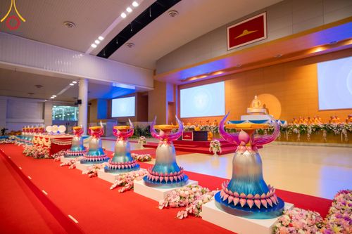 ภาพ No.86260:วันธรรมชัย ปีที่ 55 พิธีทอดผ้าป่ากฐินสมทบครั้งที่1, พิธีเจริญพุทธมนต์ ลูกนิมิตมหาสมบัติฯ พิธีจุดประทีป,พิธีฉลองชัยสวดมนต์บทธัมมจักกัปปวัตนสูตร วันอาทิตย์ที่ 27 สิงหาคม พ.ศ.2566 ณ สภาธรรมกายสากล / มหารัตนวิหารคด วัดพระธรรมกาย