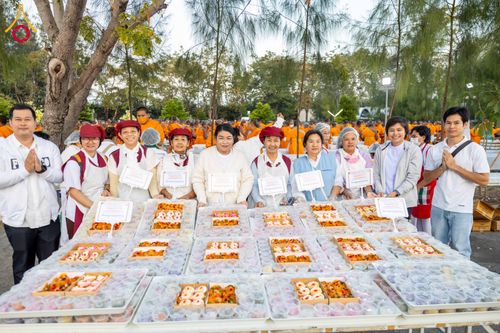 ภาพ No.293514:วันที่ 13 มกราคม พ.ศ. 2569 พิธีถวายภัตตาหารเป็นสังฆทาน แด่พระธรรมยาตรา ณ อนุสรณ์สถานมหาวิหารพระมงคลเทพมุนี (โลตัสแลนด์) อ.สองพี่น้อง จ.สุพรรณบุรี ในโครงการธรรมยาตรา กตัญญูบูชา มหาปูชนียาจารย์ พระมงคลเทพมุนี(สด จนฺทสโร) พระผู้ปราบมาร อนุสรณ์สถาน 7 แห่ง ปี