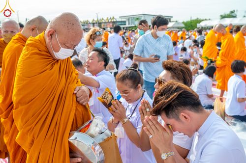 ภาพ No.49651:ประมวลภาพพิธีตักบาตรพระสงฆ์ 1,091 รูป เนื่องในวันแม่แห่งชาติ ณ ตลาดจัมโบ้ ชุดที่ 2