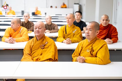 ภาพ No.324809:วันอังคารที่ 21 เมษายน พ.ศ.2569  หลวงพ่อทัตตชีโว รองเจ้าอาวาสวัดพระธรรมกาย ถวายการต้อนรับและปฏิสันถารคณะสงฆ์จากประเทศเวียดนาม