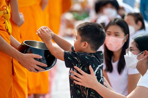 ภาพ No.49653:ประมวลภาพพิธีตักบาตรพระสงฆ์ 1,091 รูป เนื่องในวันแม่แห่งชาติ ณ ตลาดจัมโบ้ ชุดที่ 2