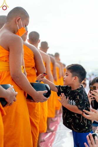 ภาพ No.49654:ประมวลภาพพิธีตักบาตรพระสงฆ์ 1,091 รูป เนื่องในวันแม่แห่งชาติ ณ ตลาดจัมโบ้ ชุดที่ 2