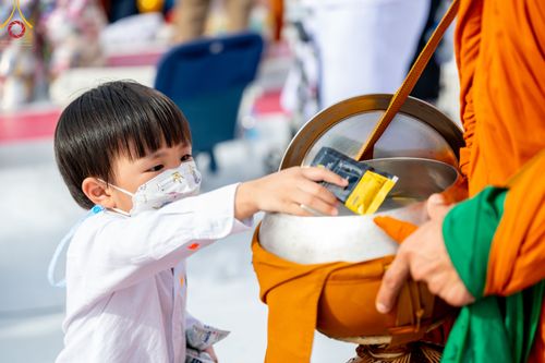 ภาพ No.49658:ประมวลภาพพิธีตักบาตรพระสงฆ์ 1,091 รูป เนื่องในวันแม่แห่งชาติ ณ ตลาดจัมโบ้ ชุดที่ 2