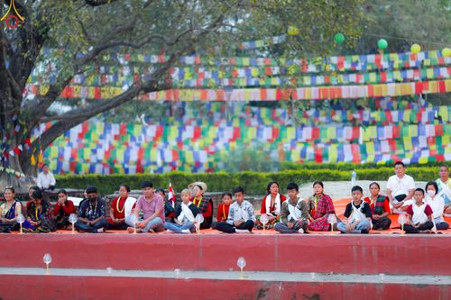 ภาพ No.78196:พิธีจุดประทีปและเวียนประทักษิณถวายเป็นพุทธบูชา ในโครงการบรรพชาสามเณรหมู่ ณ ลุมพินีวัน ประเทศเนปาล  วันที่ 16 มีนาคม พ.ศ. 2566