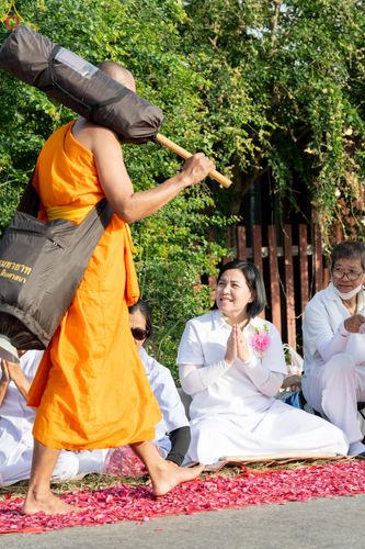 ภาพ No.287806:วันที่ 3 มกราคม พ.ศ. 2569 พิธีต้อนรับพระธรรมยาตรา ครั้งที่ 2 (ภาพชุดที่ 2) ในโครงการธรรมยาตรา กตัญญูบูชา มหาปูชนียาจารย์ พระมงคลเทพมุนี(สด จนฺทสโร) พระผู้ปราบมาร อนุสรณ์สถาน 7 แห่ง ปีที่ 14 ณ อนุสรณ์สถานมหาวิหารพระมงคลเทพมุนี (โลตัสแลนด์) อ.สองพี่น้อง จ.