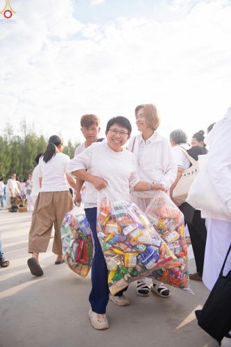 ภาพ No.302741:วันที่ 24 มกราคม พ.ศ. 2569 พิธีตักบาตรพระธรรมยาตรา(ภาพชุดที่ 2) ณ อนุสรณ์สถานลำดับที่ 5 สถานที่เผยแผ่วิชชาธรรมกายครั้งแรก อนุสรณ์สถานบางปลา วัดบางปลา อำเภอบางเลน จังหวัดนครปฐม ในโครงการธรรมยาตรา กตัญญูบูชา มหาปูชนียาจารย์ พระมงคลเทพมุนี(สด จนฺทสโร) พระผู