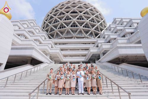 ภาพ No.311511:วันจันทร์ที่ 23 กุมภาพันธ์ พ.ศ. 2569 เปิดโลกทัศน์ผู้บริหารสถานศึกษายุคใหม่ เรียนรู้ต้นแบบการพัฒนาคนผ่านพลัง “บวร–V-Star” ผู้เข้ารับการพัฒนาตามโครงการ สพฐ. ศึกษาดูงานวัดพระธรรมกาย เสริมภาวะผู้นำคุณธรรมสู่การบริหารโรงเรียนอย่างยั่งยืน ณ อาคาร 100 ปี คุณยาย