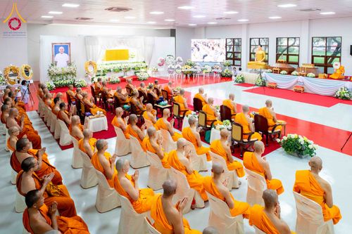 ภาพ No.314448:วันพฤหัสบดีที่ 19 มีนาคม พ.ศ. 2569 พิธีบำเพ็ญกุศล คุณพ่อณรงค์ จินตมากุล โยมบิดา พระครูปลัดรัตนวีรวัฒน์ (รังสฤษดิ์ อิทฺธิจินตโก) ที่ปรึกษาเจ้าคณะจังหวัดปทุมธานี เจ้าอาวาสวัดพระธรรมกาย  ณ ห้องปลูกศรัทธา 2 วัดพระธรรมกาย ปทุมธานี