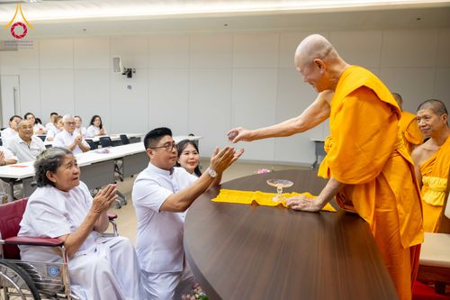 ภาพ No.324877:วันพฤหัสบดีที่ 23 เมษายน พ.ศ.2569  หลวงพ่อทัตตชีโว รองเจ้าอาวาสวัดพระธรรมกาย ถวายการต้อนรับและปฏิสันถารคณะชาวอินโดนีเซีย