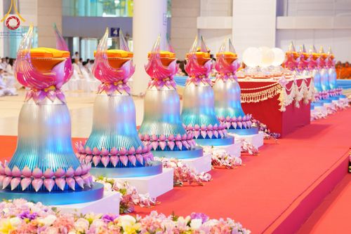 ภาพ No.86270:วันธรรมชัย ปีที่ 55 พิธีทอดผ้าป่ากฐินสมทบครั้งที่1, พิธีเจริญพุทธมนต์ ลูกนิมิตมหาสมบัติฯ พิธีจุดประทีป,พิธีฉลองชัยสวดมนต์บทธัมมจักกัปปวัตนสูตร วันอาทิตย์ที่ 27 สิงหาคม พ.ศ.2566 ณ สภาธรรมกายสากล / มหารัตนวิหารคด วัดพระธรรมกาย