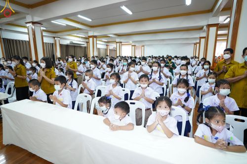 ภาพ No.49800:ประมวลภาพพิธีมอบทุนการศึกษา นักเรียนนักศึกษา-พระภิกษุผู้สอบได้ ป.ธ. 3, 6, 9 สำนักเรียนคณะสงฆ์ปทุมฯ ประจำปี 2565 ณ วัดเขียนเขตพระอารามหลวง จ.ปทุมธานี