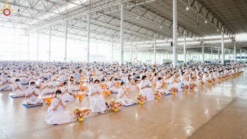 ภาพ No.51997:ประมวลภาพพิธีกฐินสัมฤทธิ์ ปีที่ 15 และกฐินสมทบ วัดกัลยาณมิตรทั้งภายในและต่างประเทศ ปีที่ 5