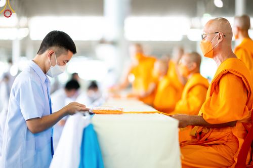 ภาพ No.52004:ประมวลภาพพิธีกฐินสัมฤทธิ์ ปีที่ 15 และกฐินสมทบ วัดกัลยาณมิตรทั้งภายในและต่างประเทศ ปีที่ 5