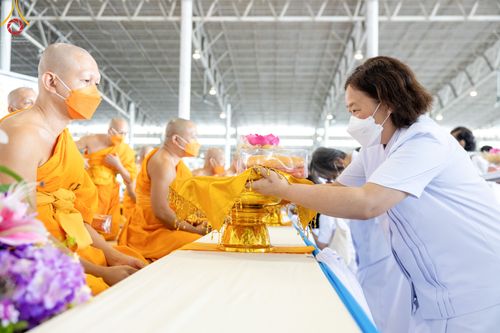 ภาพ No.52014:ประมวลภาพพิธีกฐินสัมฤทธิ์ ปีที่ 15 และกฐินสมทบ วัดกัลยาณมิตรทั้งภายในและต่างประเทศ ปีที่ 5