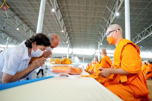 ภาพ No.52013:ประมวลภาพพิธีกฐินสัมฤทธิ์ ปีที่ 15 และกฐินสมทบ วัดกัลยาณมิตรทั้งภายในและต่างประเทศ ปีที่ 5