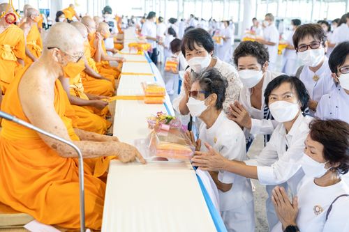 ภาพ No.52018:ประมวลภาพพิธีกฐินสัมฤทธิ์ ปีที่ 15 และกฐินสมทบ วัดกัลยาณมิตรทั้งภายในและต่างประเทศ ปีที่ 5