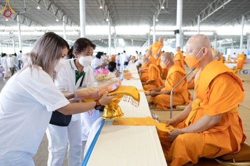 ภาพ No.52019:ประมวลภาพพิธีกฐินสัมฤทธิ์ ปีที่ 15 และกฐินสมทบ วัดกัลยาณมิตรทั้งภายในและต่างประเทศ ปีที่ 5