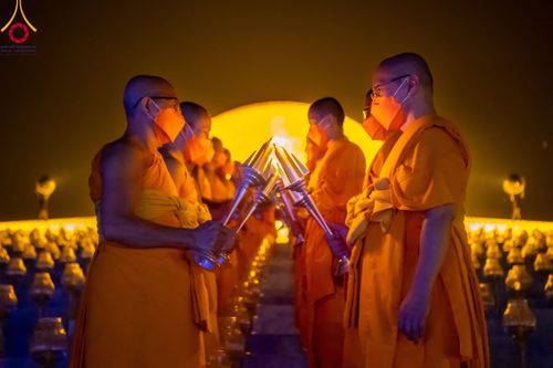 ภาพ No.90255:พิธีจุดประทีป 20,000 ดวง บูชาพระมหาธรรมกายเจดีย์ และบูชาพระมงคลเทพมุนี(สด จนฺทสโร) พระผู้ปราบมาร วันอังคารที่ 10 ตุลาคม พ.ศ. 2566 ณ ลานธรรมพระมหาธรรมกายเจดีย์ วัดพระธรรมกาย จ.ปทุมธานี