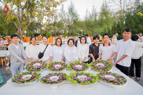 ภาพ No.289538:วันที่ 7 มกราคม พ.ศ. 2569 พิธีถวายภัตตาหารเป็นสังฆทาน แด่พระธรรมยาตรา ในโครงการธรรมยาตรา กตัญญูบูชา มหาปูชนียาจารย์ พระมงคลเทพมุนี(สด จนฺทสโร) พระผู้ปราบมาร อนุสรณ์สถาน 7 แห่ง ปีที่ 14 ณ อนุสรณ์สถานมหาวิหารพระมงคลเทพมุนี (โลตัสแลนด์) อ.สองพี่น้อง จ.สุพรร