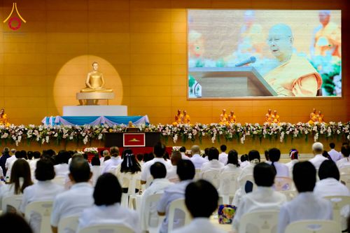 ภาพ No.284784:วันอาทิตย์ที่ 14 ธันวาคม พ.ศ.2568  พิธีปฏิบัติธรรม พิธีถวายภัตตาหารเป็นสังฆทาน พิธีมอบต้นสมบัติจักรพรรดิ ถวายแด่เจ้าอาวาสและประธานสงฆ์ 236 ศูนย์ส่งเสริมศีลธรรมทั่วโลก ณ สภาธรรมกายสากล วัดพระธรรมกาย