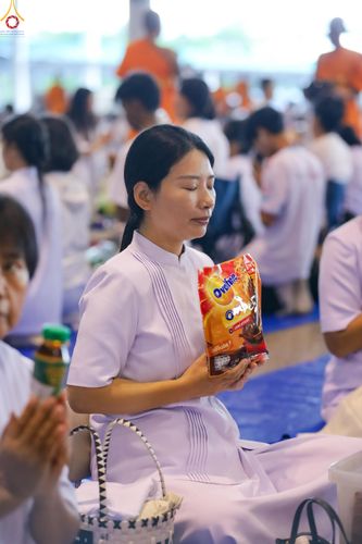 ภาพ No.311314:วันอาทิตย์ต้นเดือนที่ 1 มีนาคม พ.ศ.2569 พิธีตักบาตร และ พิธีบูชาข้าวพระ ณ สภาธรรมกายสากล วัดพระธรรมกาย