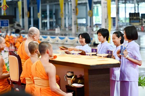 ภาพ No.153262:พิธีมุทิตาสักการะ พระภิกษุ-สามเณร ผู้สอบไล่ได้เปรียญธรรม ประโยค 1-2 ถึงประโยค ป.ธ.9 และบาลีศึกษา ประโยค1-2 ถึง บ.ศ.9 , พิธีมอบดวงแก้วสามเณรผู้ทรงบาลีไวยากรณ์ วัดพระธรรมกาย และ ศูนย์ส่งเสริมศีลธรรมในประเทศและต่างประเทศ วันอาทิตย์ที่ 8 กันยายน พ.ศ.2567