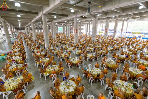 ภาพ No.219470:วันอังคารที่ 22 เมษายน พ.ศ. 2568 พิธีมอบปัจจัยช่วยเหลือครู 4 จังหวัดชายแดนภาคใต้ , พิธีกล่าวคำถวายอุปกรณ์ เพื่อเตรียมการต้อนรับคณะสงฆ์ฯ , พิธีกล่าวคำถวายภัตตาหารเป็นสังฆทาน , คณะสงฆ์ฉันภัตตาหารเพล  เนื่องในวันคุ้มครองโลก พิธีถวายมหาสังฆทานแด่คณะสงฆ์