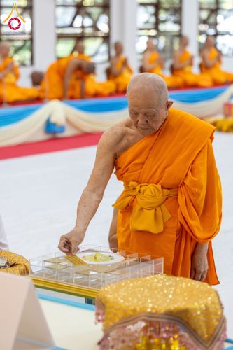 ภาพ No.160867:พิธีเจริญพระพุทธมนต์ และปิดแผ่นทองรูปเหมือน พระเดชพระคุณพระมงคลเทพมุนี (สด จนฺทสโร) พระผู้ปราบมาร จำนวน 3 องค์ วันเสาร์ที่ 5 ตุลาคม พ.ศ. 2567 ณ อาคารปลูกศรัทธา 2 (ชานชลาเดิม) วัดพระธรรมกาย อ.คลองหลวง จ.ปทุมธานี