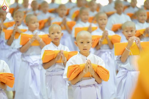 ภาพ No.135116: พิธีบรรพชาสามเณร  พิธีตักบาตรฉลองสามเณรใหม่ วันที่ 1 เมษายน พ.ศ.2567 ในโครงการบรรพชาสามเณรฟื้นฟูพระพุทธศาสนาทั่วไทย ณ ศูนย์ปฏิบัติธรรมแก้วเมืองเลย