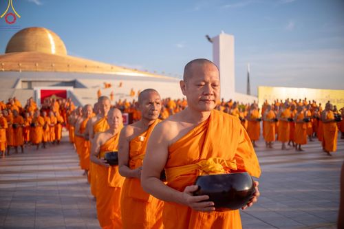 ภาพ No.187801:พิธีตักบาตรฉลองพระใหม่ ต้อนรับพุทธศักราช 2568 ณ ลานธรรมพระมหาธรรมกายเจดีย์ วัดพระธรรมกาย จ.ปทุมธานี วันที่ 1 มกราคม พ.ศ. 2568