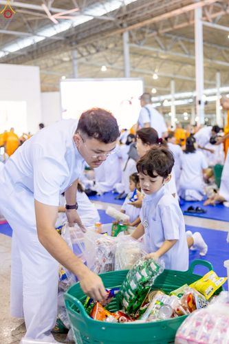 ภาพ No.243544:วันที่ 7 กันยายน พ.ศ. 2568 พิธีตักบาตร ข้าวสารอาหารแห้ง ในวันครูผู้ค้นพบวิชชาธรรมกาย ณ บ้านแก้วเรือนทองคุณยายฯ สภาธรรมกายสากล วัดพระธรรมกาย