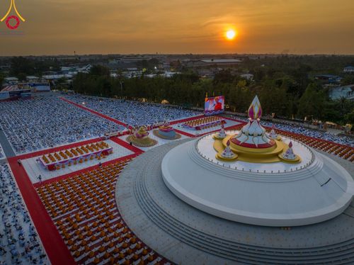 ภาพ No.109640:พิธีจุดประทีปถวายเป็นพุทธบูชา และบูชาธรรมมหาปูชนียาจารย์ วันที่ 10 มกราคม พ.ศ. 2567 ณ อนุสรณ์สถานคลองบางนางแท่น อ.สามพราน จ.นครปฐม