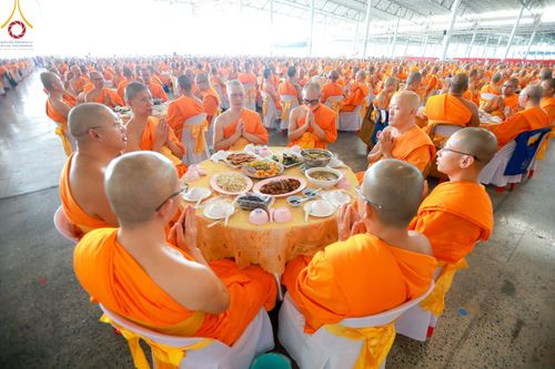 ภาพ No.59294:พิธีเจริญพระพุทธมนต์ ถวายภัตตาหารเป็นสังฆทาน เนื่องในวาระอายุวัฒนมงคล 80 ปี หลวงพ่อธัมมชโย ณ สภาธรรมกายสากล วัดพระธรรมกาย วันพุธที่ 24 เมษายน พ.ศ.2567