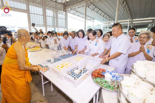 ภาพ No.202750:พิธีถวายภัตตาหารเป็นสังฆทาน แด่พระธรรมยาตรา ณ วัดพระธรรมกาย ตำบลคลองสาม อำเภอคลองหลวง จังหวัดปทุมธานี ในโครงการธรรมยาตรา กตัญญูบูชา มหาปูชนียาจารย์ พระมงคลเทพมุนี(สด จนฺทสโร) พระผู้ปราบมาร อนุสรณ์สถาน 7 แห่ง ปีที่ 13 วันที่ 28 มกราคม พ.ศ. 2568